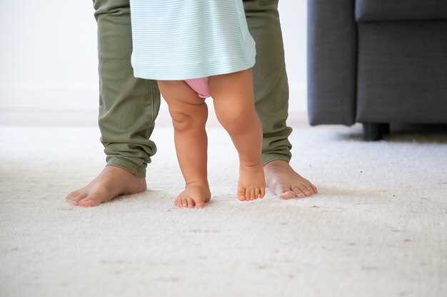 Когда ставить ребенка на ножки?