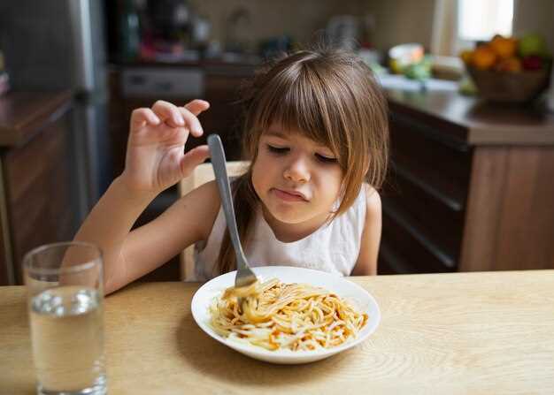 Почему ребенок блюет после еды: причины и что делать?