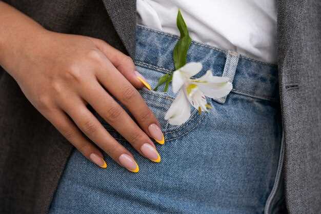 Как избежать желтеющих ногтей